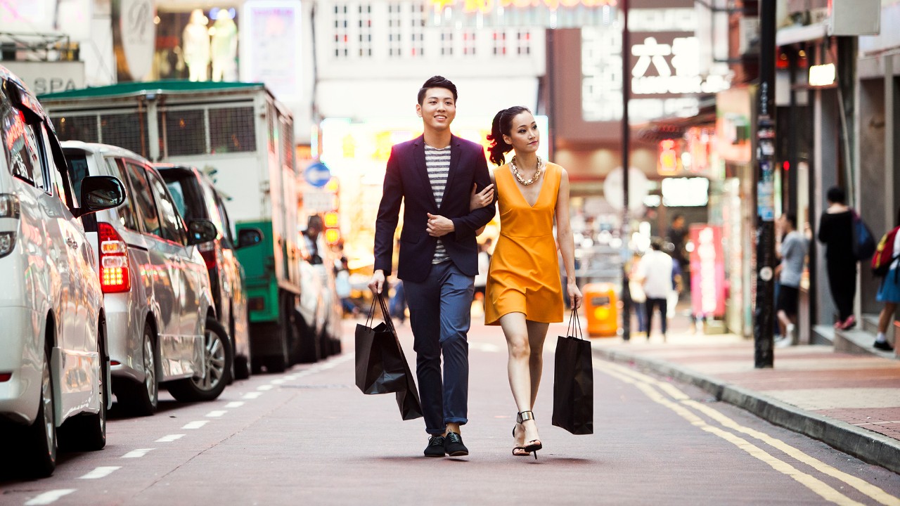 Couple walking on the street with shopping bags; image used for HSBC SmartPrivileges page