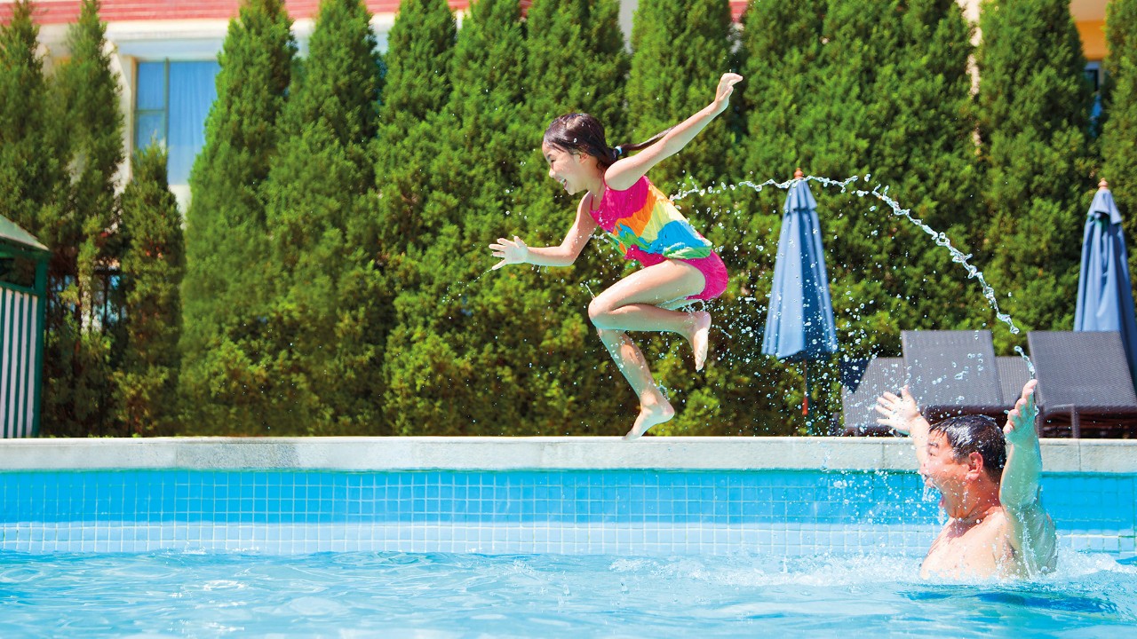 2 kids are playing in the swimming pool; image used on HSBC Malaysia Preferential rates and rewards page.