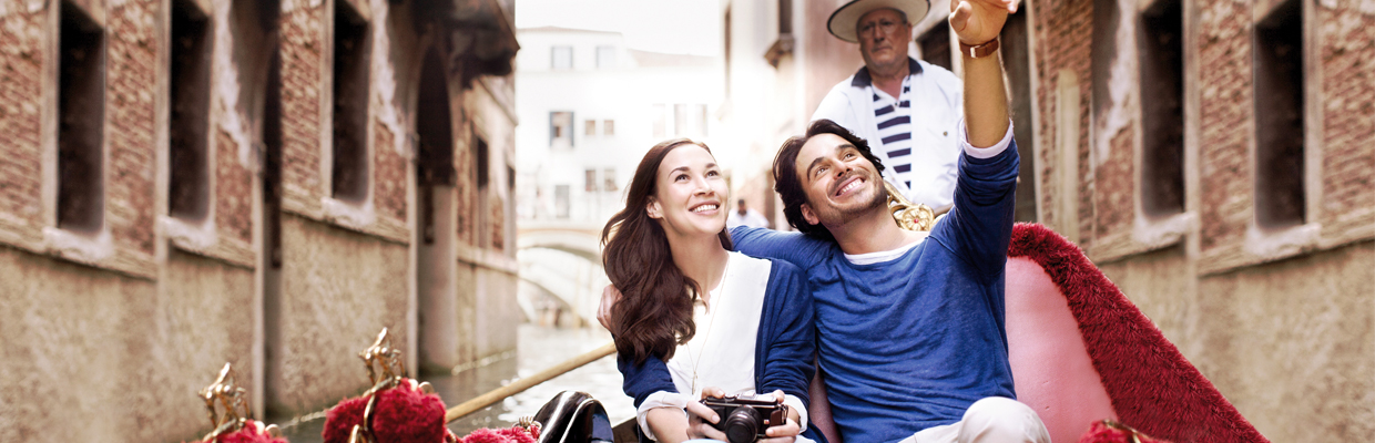 A couple seating on a Gondola; image used for HSBC Malaysia Cash Advance page.
