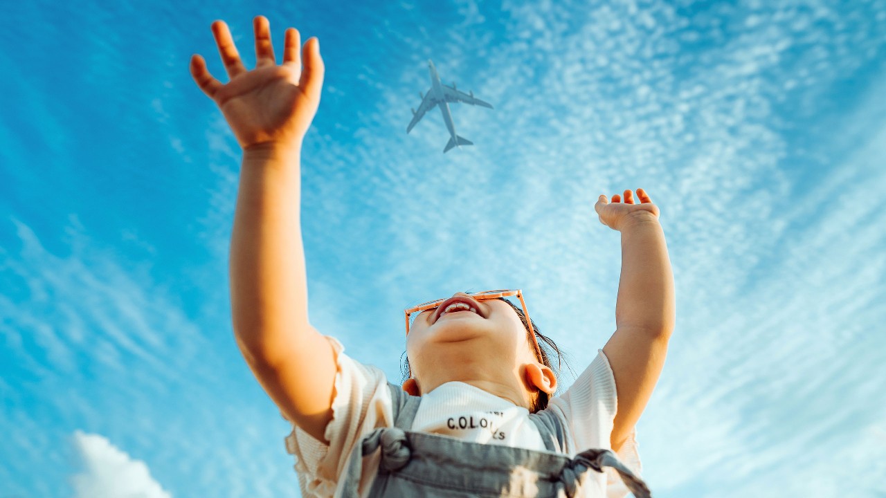Girl reaching for the sky; image used for HSBC MY setting savings goals article page