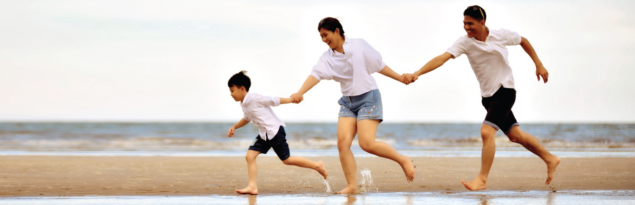 A family is running on a beach; image used for HSBC Malaysia Reducing Term Assurance